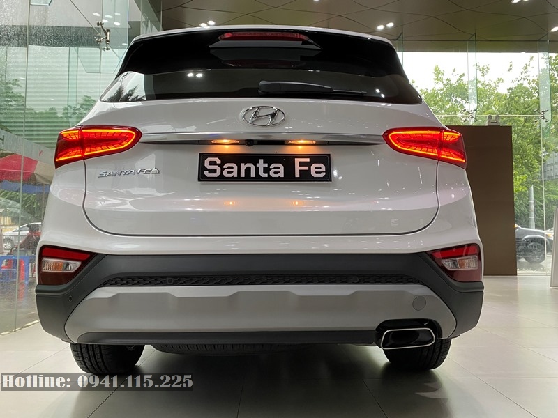 Hyundai Santa Fe 2020 bản xăng tiêu chuẩn khi nhìn từ phía sau