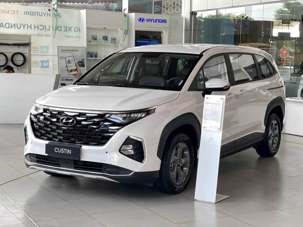 Hyundai Custin 2024 phiên bản tiêu chuẩn